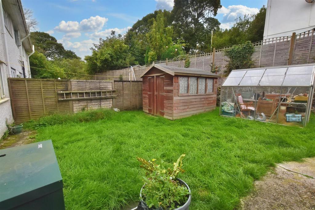 Lot: 53 - END-TERRACE HOUSE FOR IMPROVEMENT - Rear garden with garden shed and greenhouse