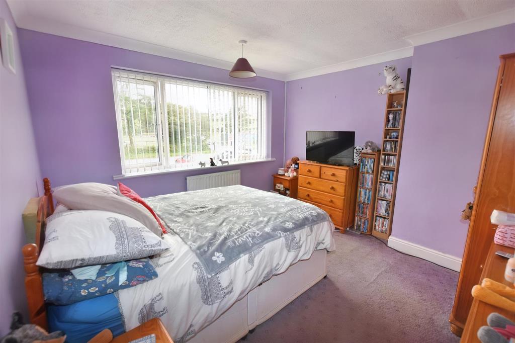 Lot: 53 - END-TERRACE HOUSE FOR IMPROVEMENT - Bedroom