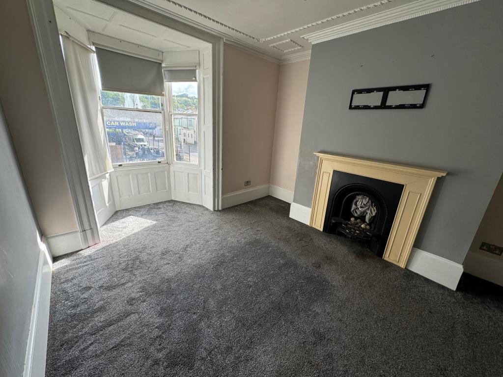 Lot: 121 - VACANT TERRACE PROPERTY WITH POTENTIAL - Living room
