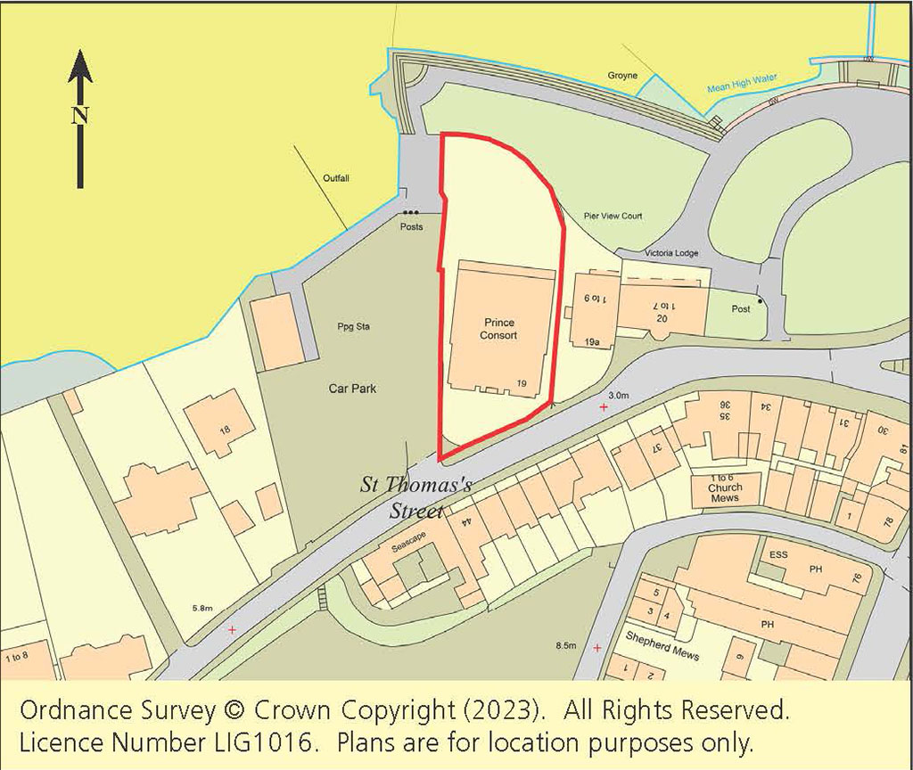 Lot: 21 - FREEHOLD FOUR STOREY WATERFRONT BUILDING WITH POTENTIAL -