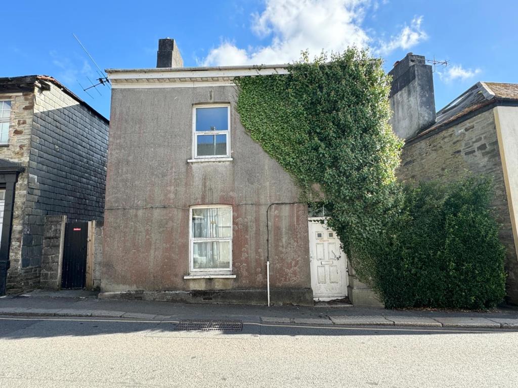 Lot: 6 - HOUSE FOR IMPROVEMENT - Front elevation of property