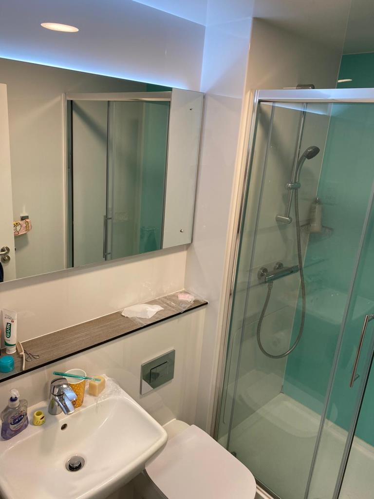 Lot: 169 - STUDIO APARTMENT OFFERING PRIME INVESTMENT OPPORTUNITY - Shower room