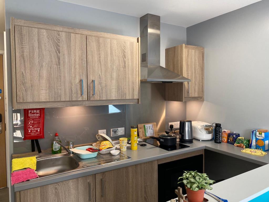 Lot: 169 - STUDIO APARTMENT OFFERING PRIME INVESTMENT OPPORTUNITY - Kitchen space
