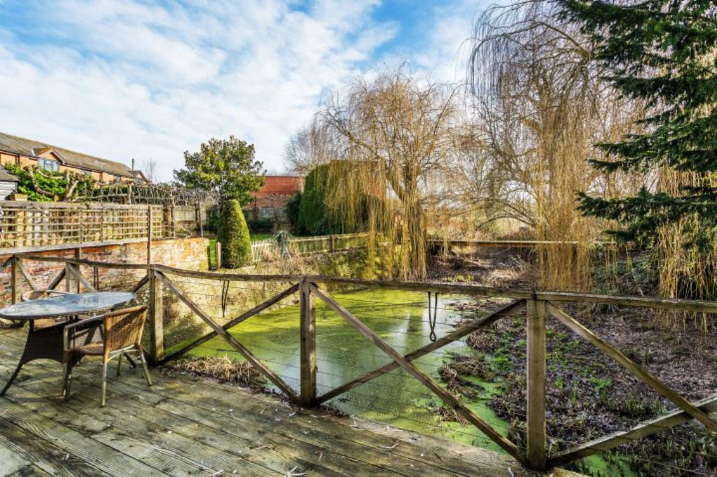Lot: 63 - PERIOD FORMER WATER MILL WITH PLANNING FOR RESIDENTIAL CONVERSION - Lake