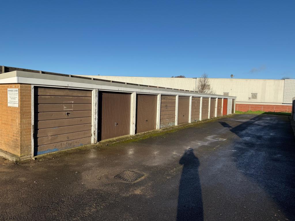 Lot: 14 - LAND WITH FIVE GARAGES IN A LARGER BLOCK - General view of Garages