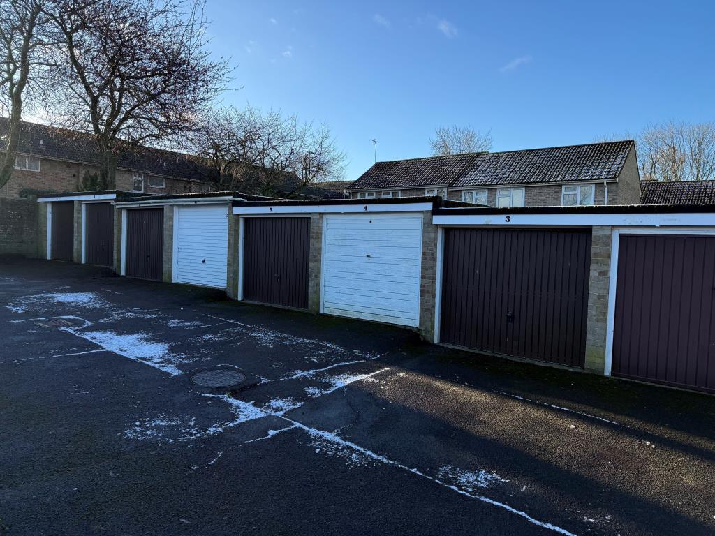 Lot: 38 - THREE FREEHOLD GARAGES IN A BLOCK - Brick built garages with tarmac turning area