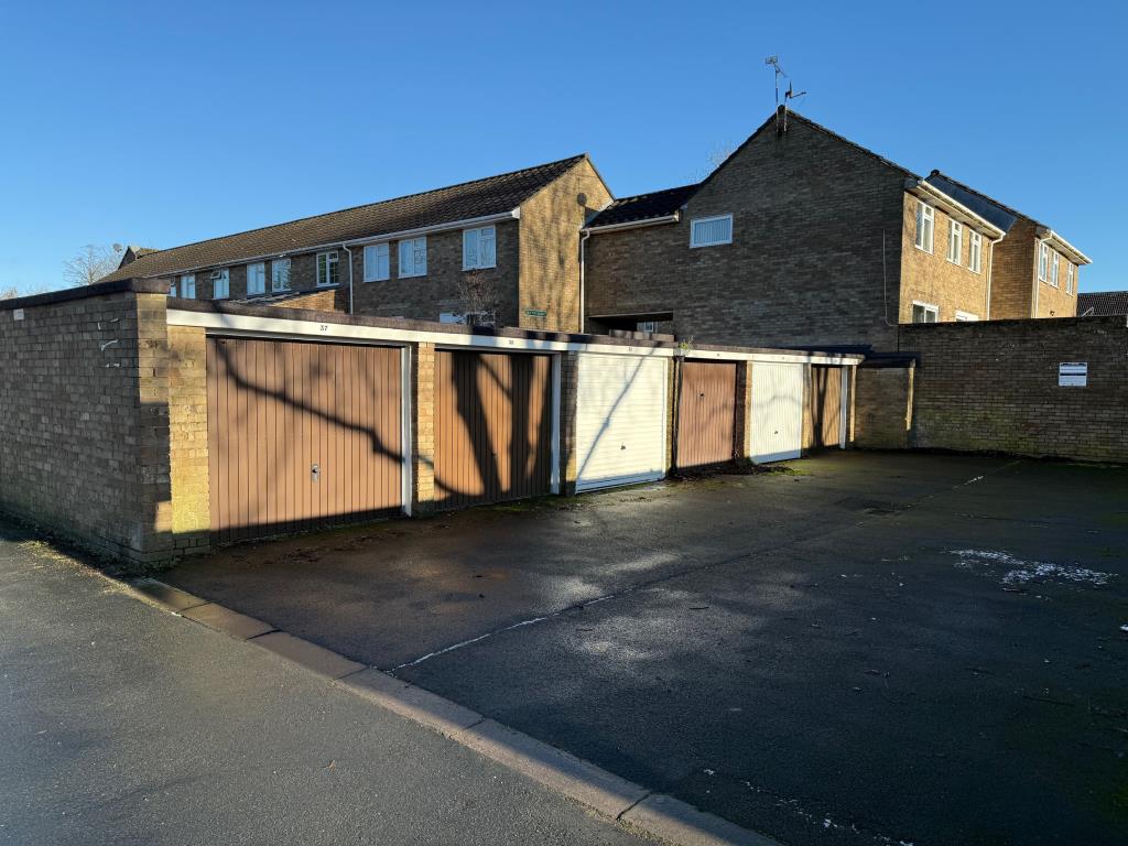 Lot: 30 - FOUR FREEHOLD GARAGES IN A LARGER BLOCK - Brick built garages with tarmac turning area