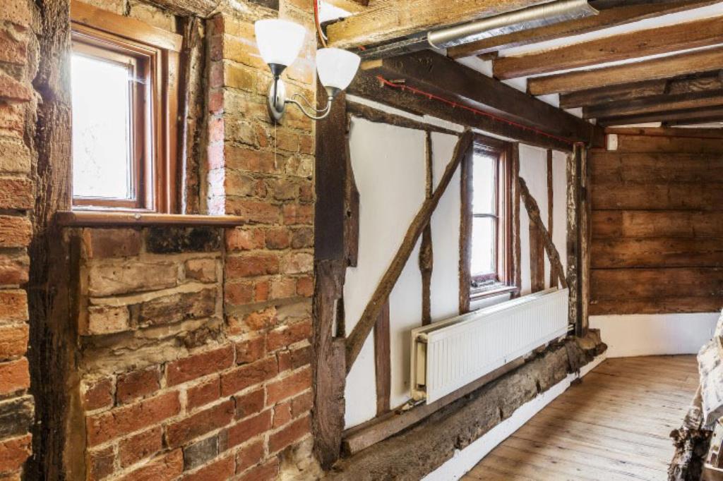 Lot: 44 - FORMER WATER MILL CURRENTLY USED AS OPEN PLAN OFFICE WITH PLANNING FOR RESIDENTIAL CONVERSION - Beamed wall
