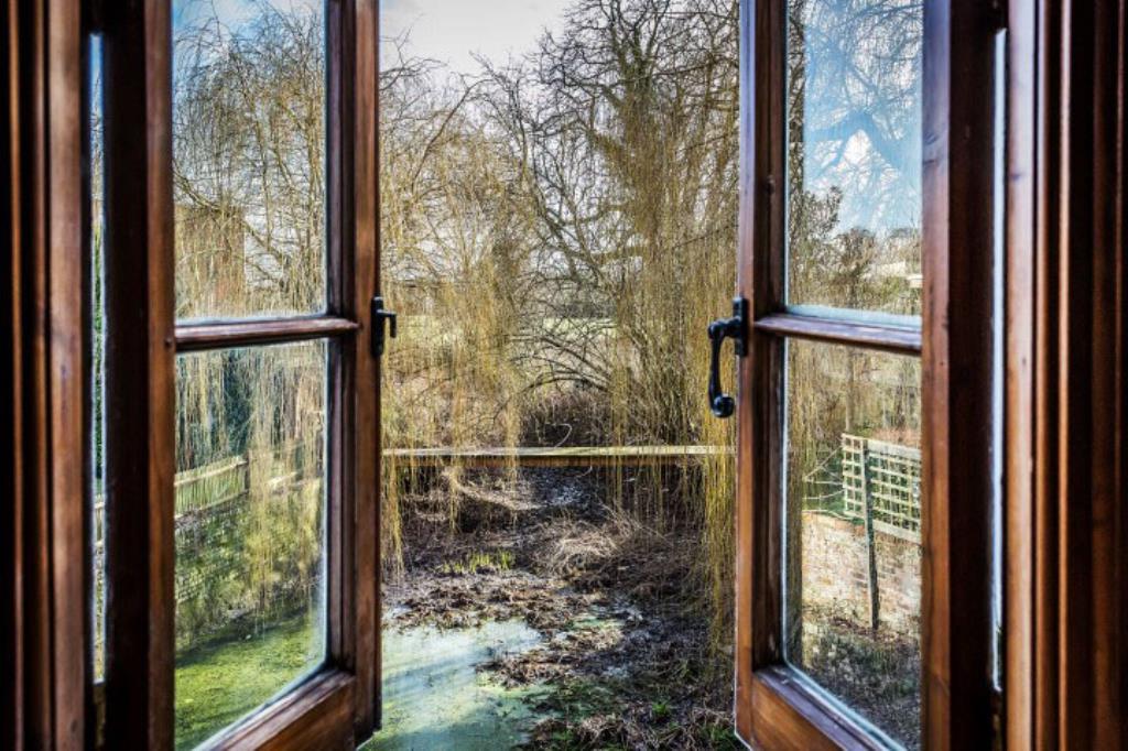 Lot: 44 - FORMER WATER MILL CURRENTLY USED AS OPEN PLAN OFFICE WITH PLANNING FOR RESIDENTIAL CONVERSION - Window