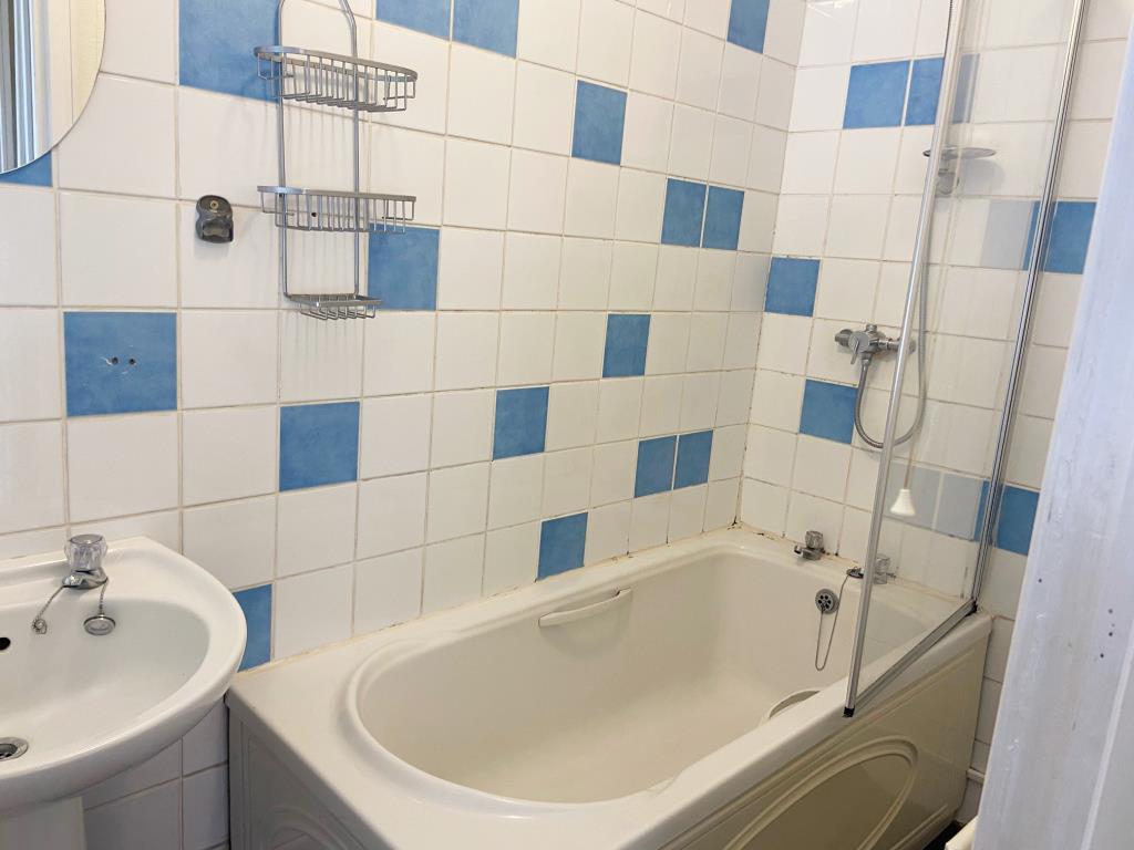 Lot: 99 - ONE-BEDROOM FLAT FOR REFURBISHMENT - Bathroom