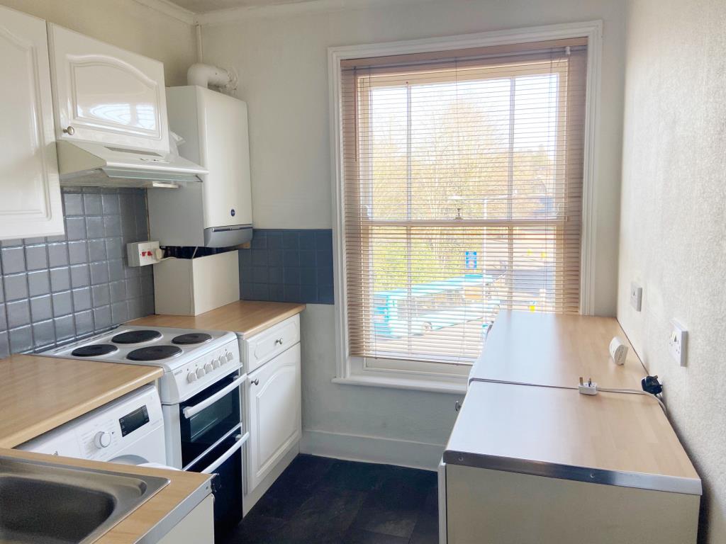 Lot: 99 - ONE-BEDROOM FLAT FOR REFURBISHMENT - Kitchen