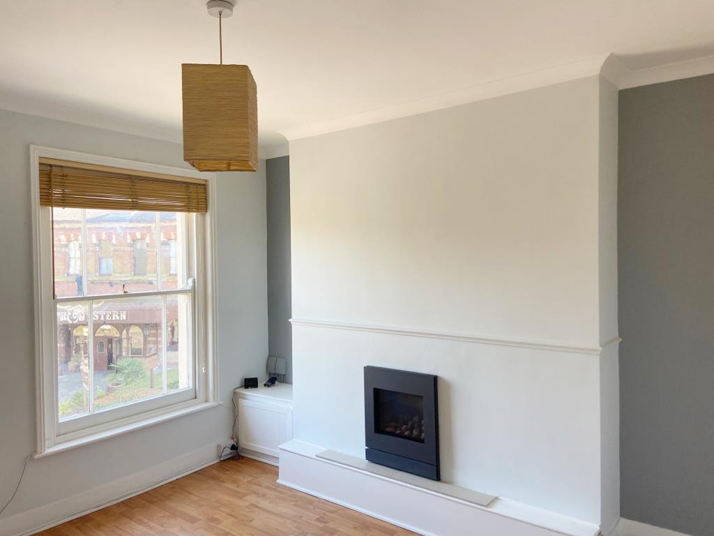 Lot: 99 - ONE-BEDROOM FLAT FOR REFURBISHMENT - Lounge with window to the front