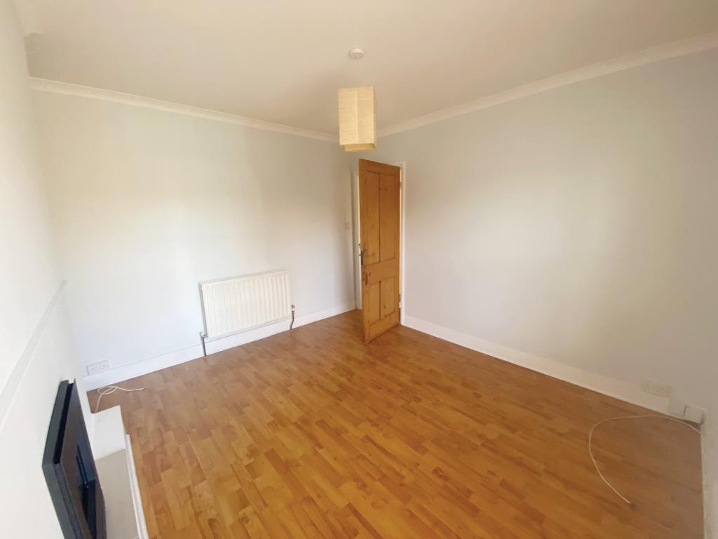 Lot: 99 - ONE-BEDROOM FLAT FOR REFURBISHMENT - lounge area