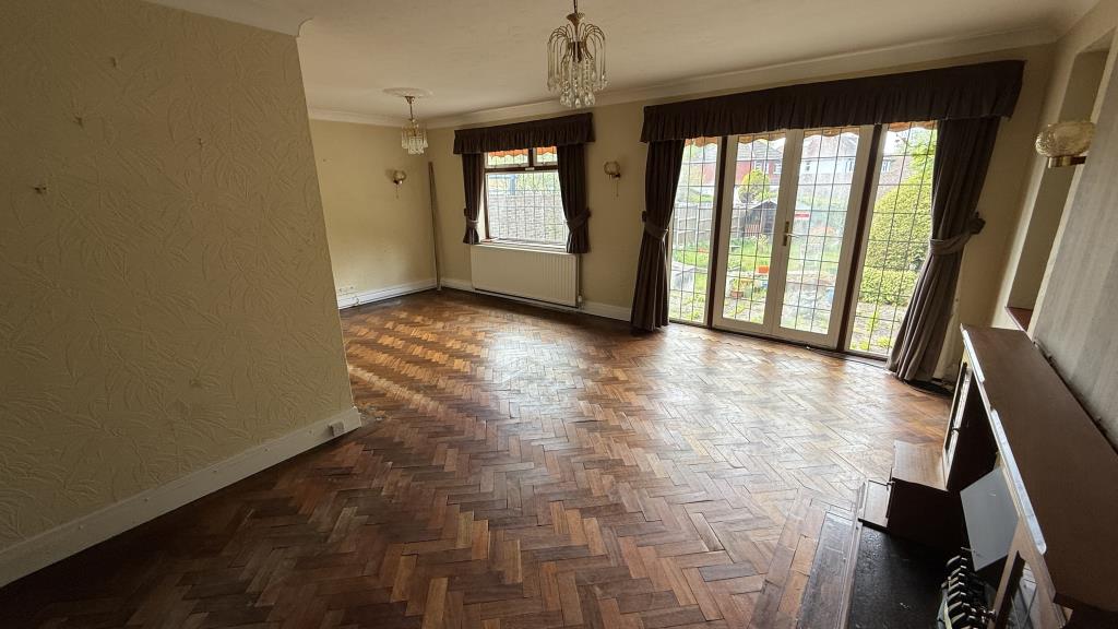 Lot: 136 - DETACHED BUNGALOW WITH GARAGE - Interior image of living room