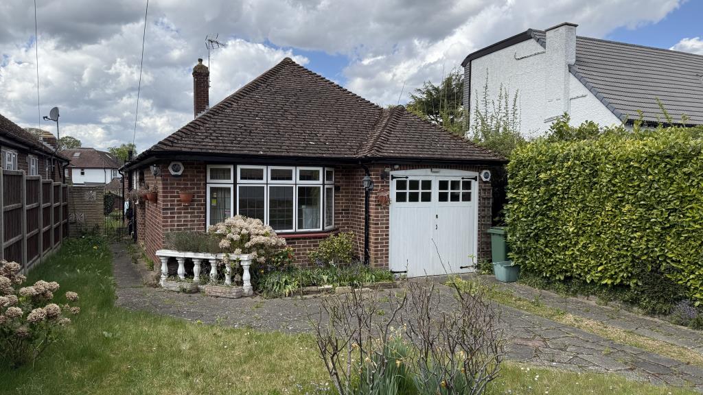 Lot: 136 - DETACHED BUNGALOW WITH GARAGE - Exterior image of bungalow from front garden