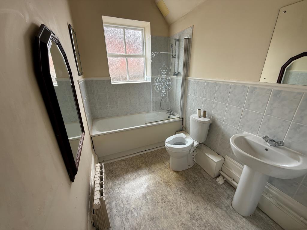 Lot: 128 - GROUND FLOOR FLAT FOR REFURBISHMENT - Bathroom
