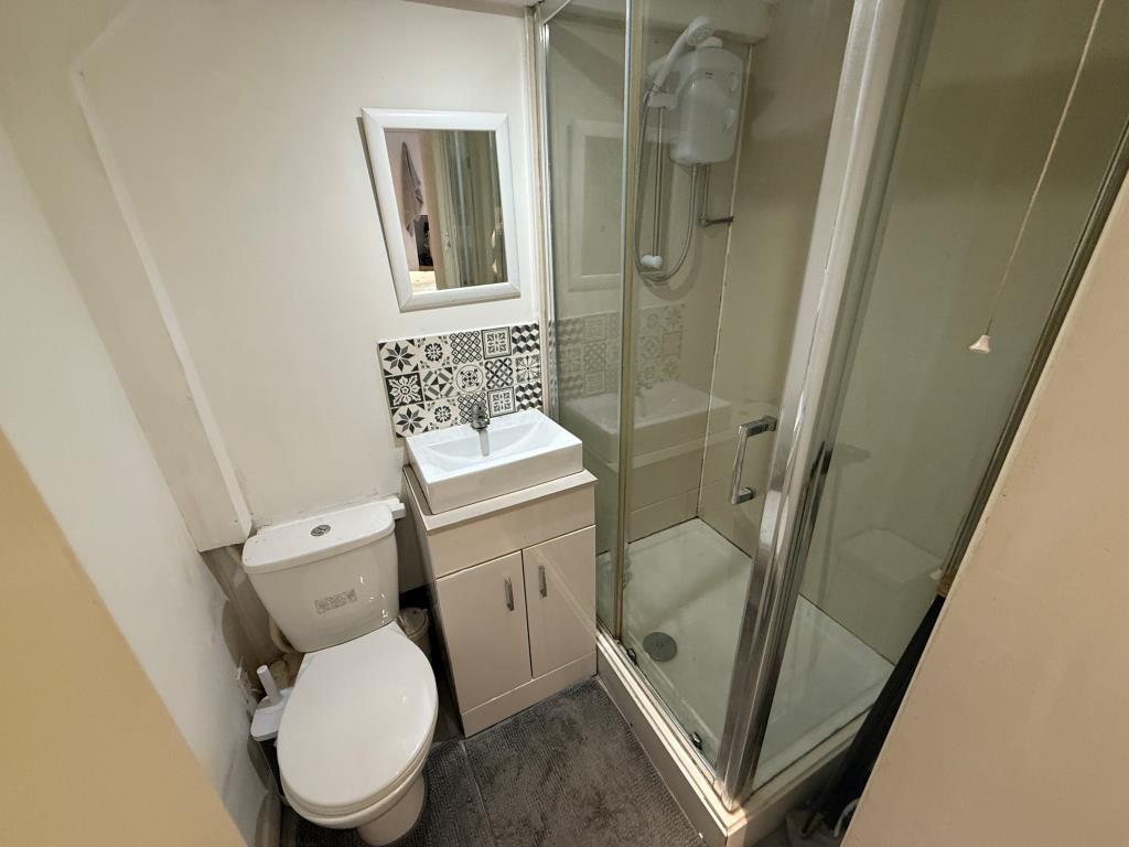 Lot: 40 - FLAT FOR INVESTMENT - Bathroom