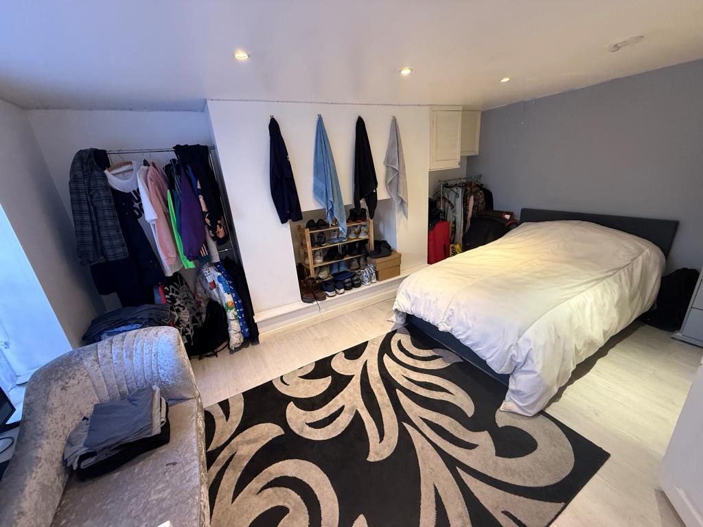 Lot: 40 - FLAT FOR INVESTMENT - Bedroom