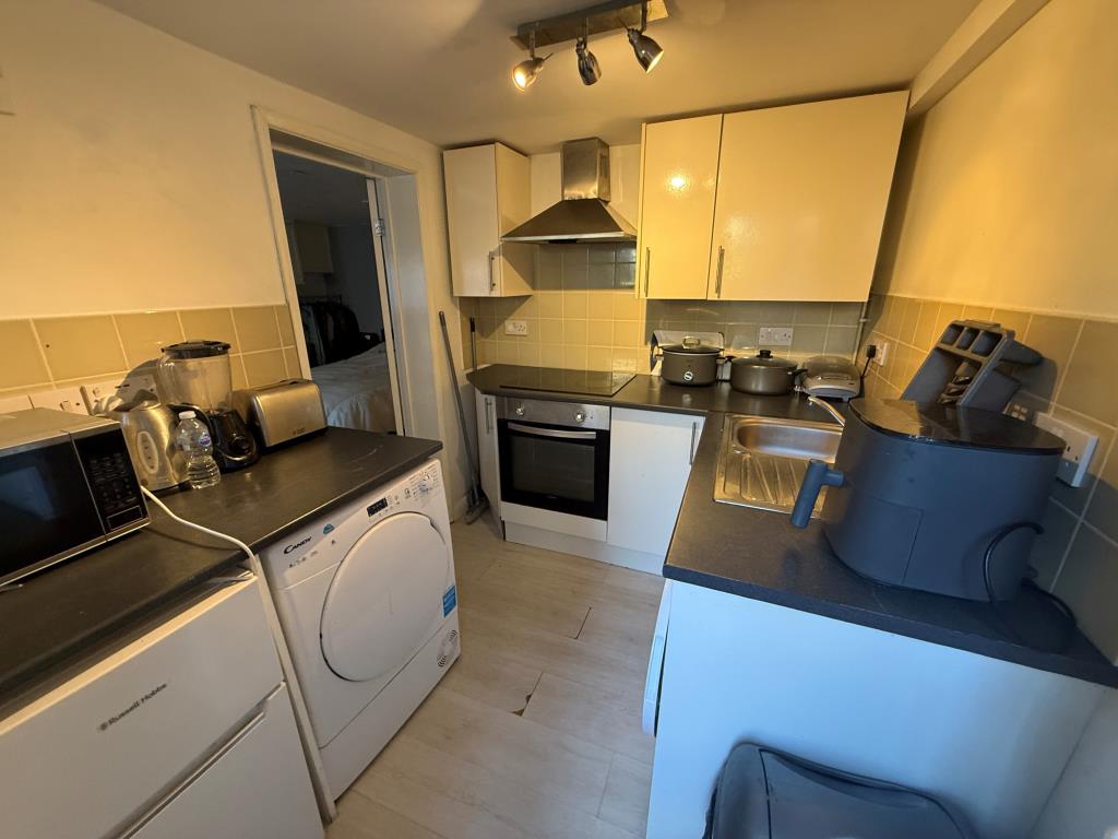 Lot: 40 - FLAT FOR INVESTMENT - Kitchen