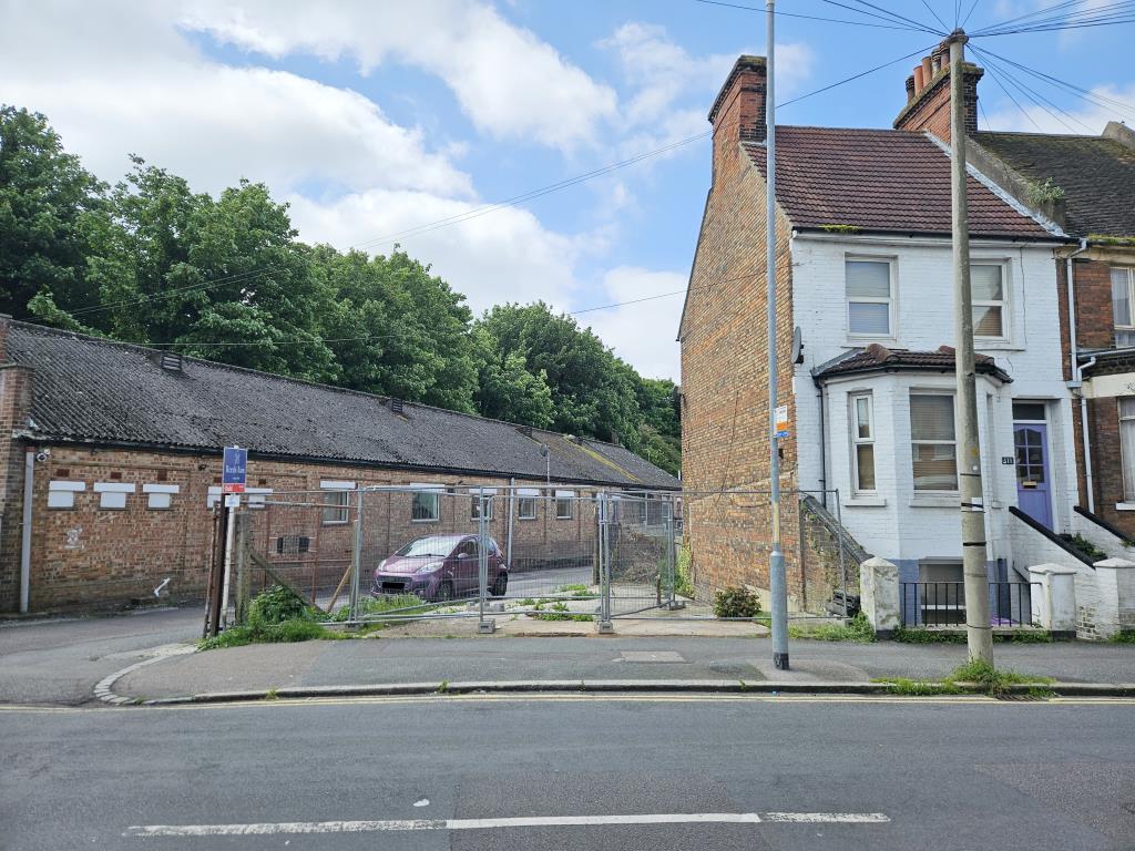 Lot: 78 - FREEHOLD SITE WITH PLANNING FOR TWO SPLIT LEVEL FLATS - Image of site