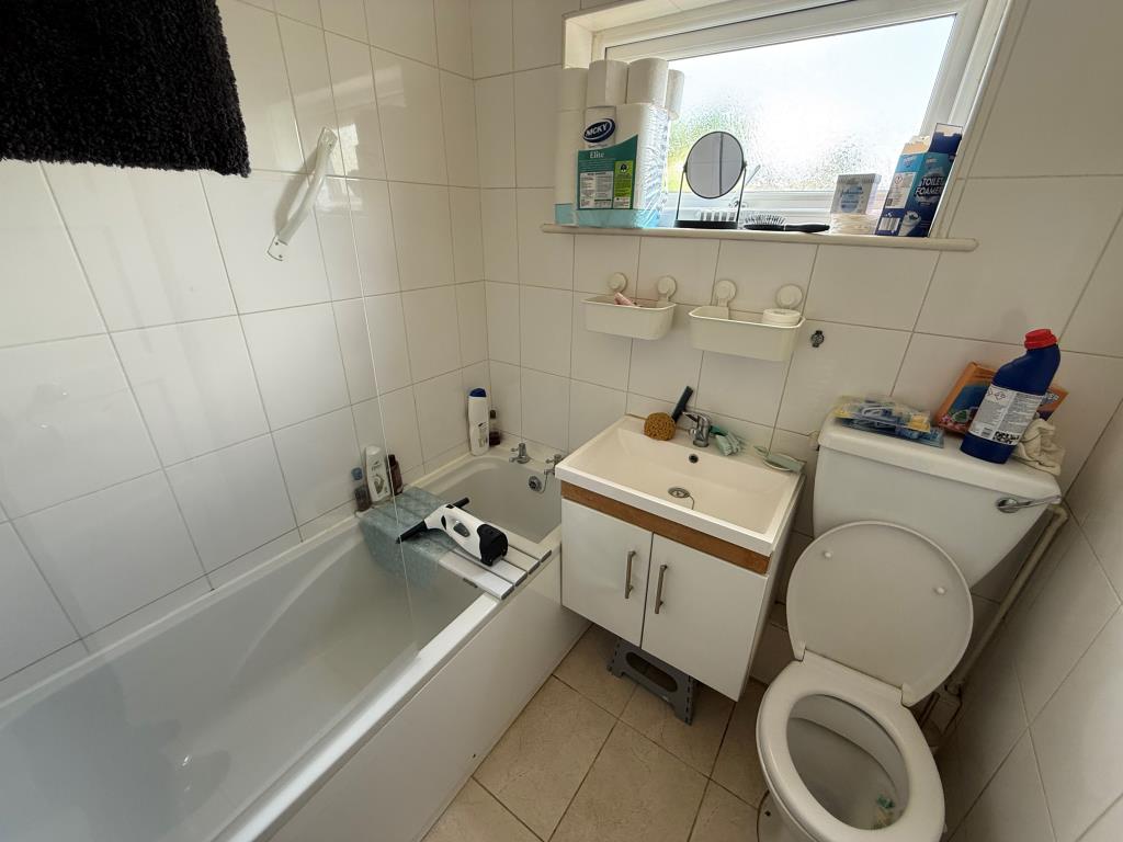Lot: 97 - PAIR OF FLATS WITH PART VACANT POSSESSION - Ground Floor Flat - Bathroom