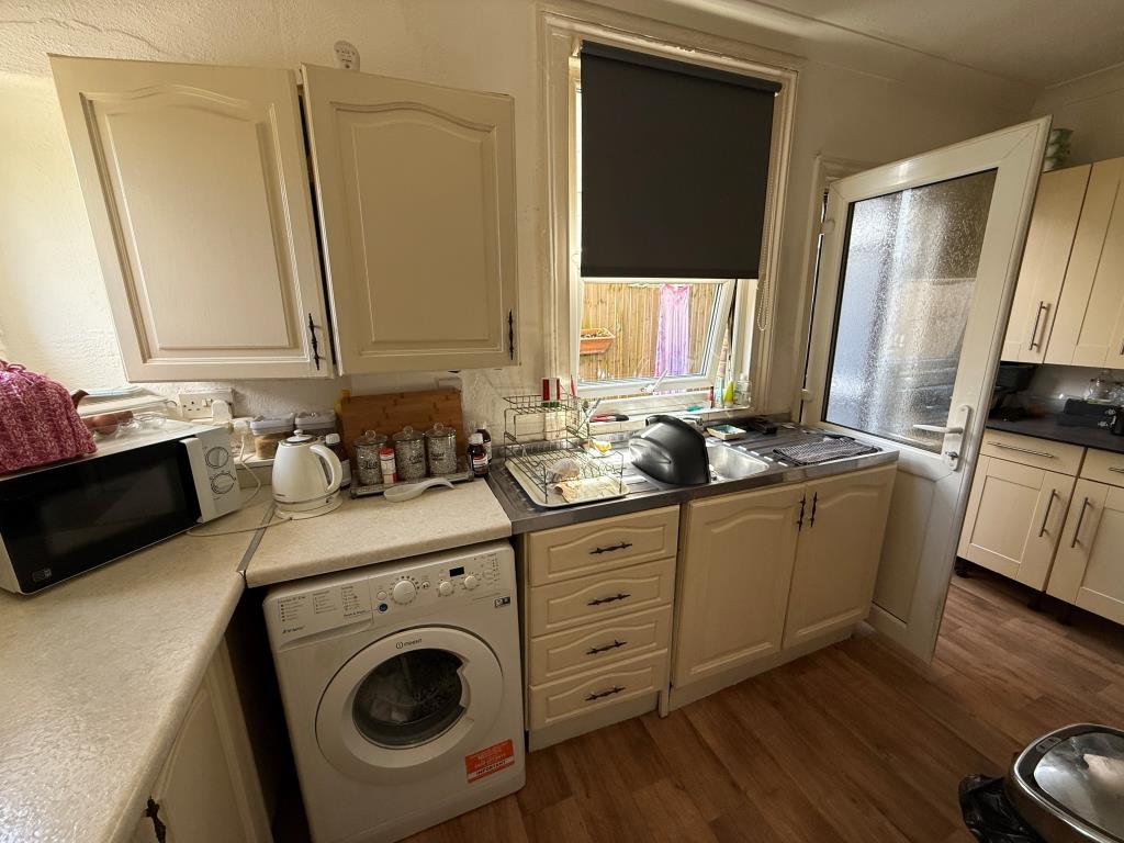 Lot: 97 - PAIR OF FLATS WITH PART VACANT POSSESSION - Ground Floor Flat - Kitchen