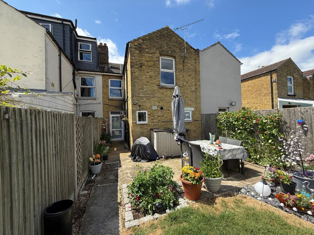 Lot: 97 - PAIR OF FLATS WITH PART VACANT POSSESSION - Outside