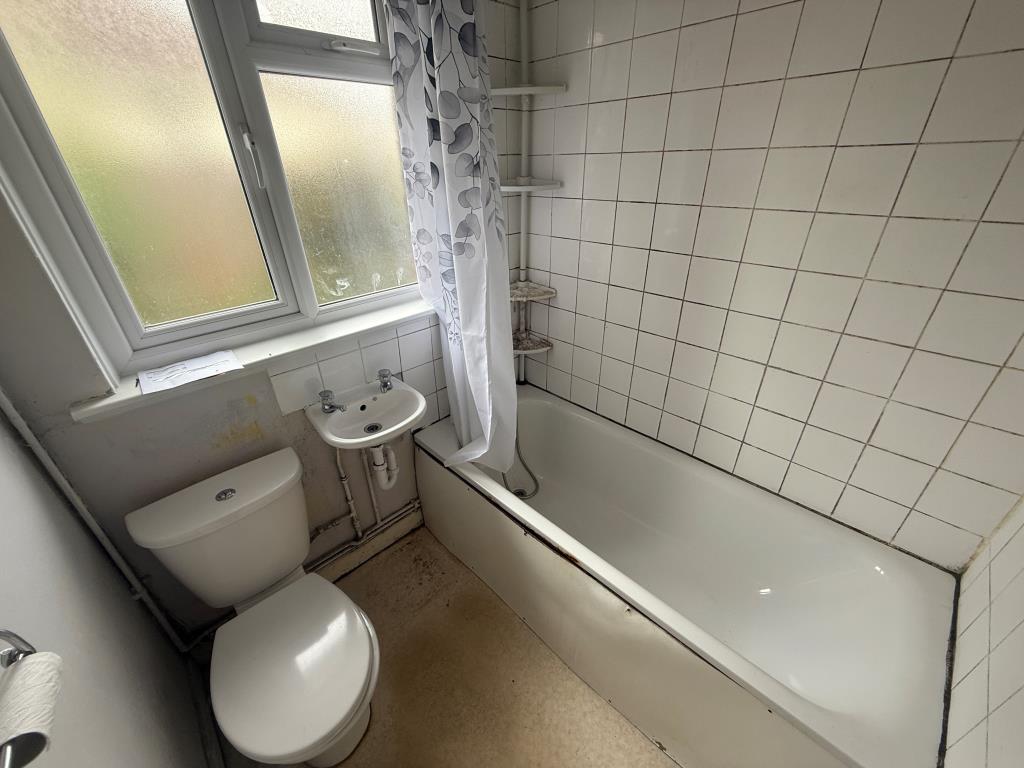 Lot: 91 - SEMI-DETACHED BUNGALOW FOR REFURBISHMENT - Bathroom with W.C.