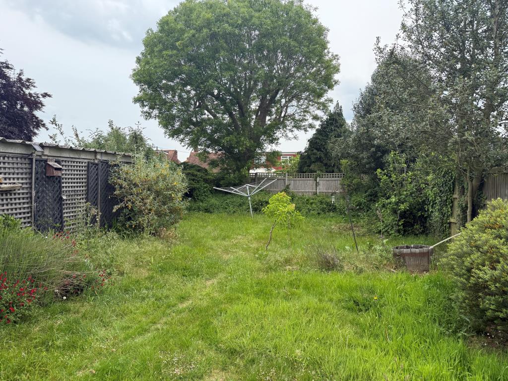 Lot: 91 - SEMI-DETACHED BUNGALOW FOR REFURBISHMENT - Garden