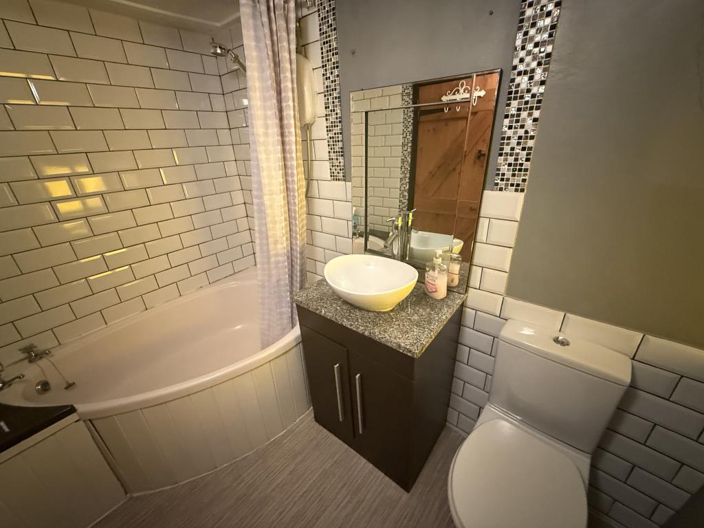 Lot: 133 - CHARACTER COTTAGE FOR REPAIR WITH PARKING - Bathroom