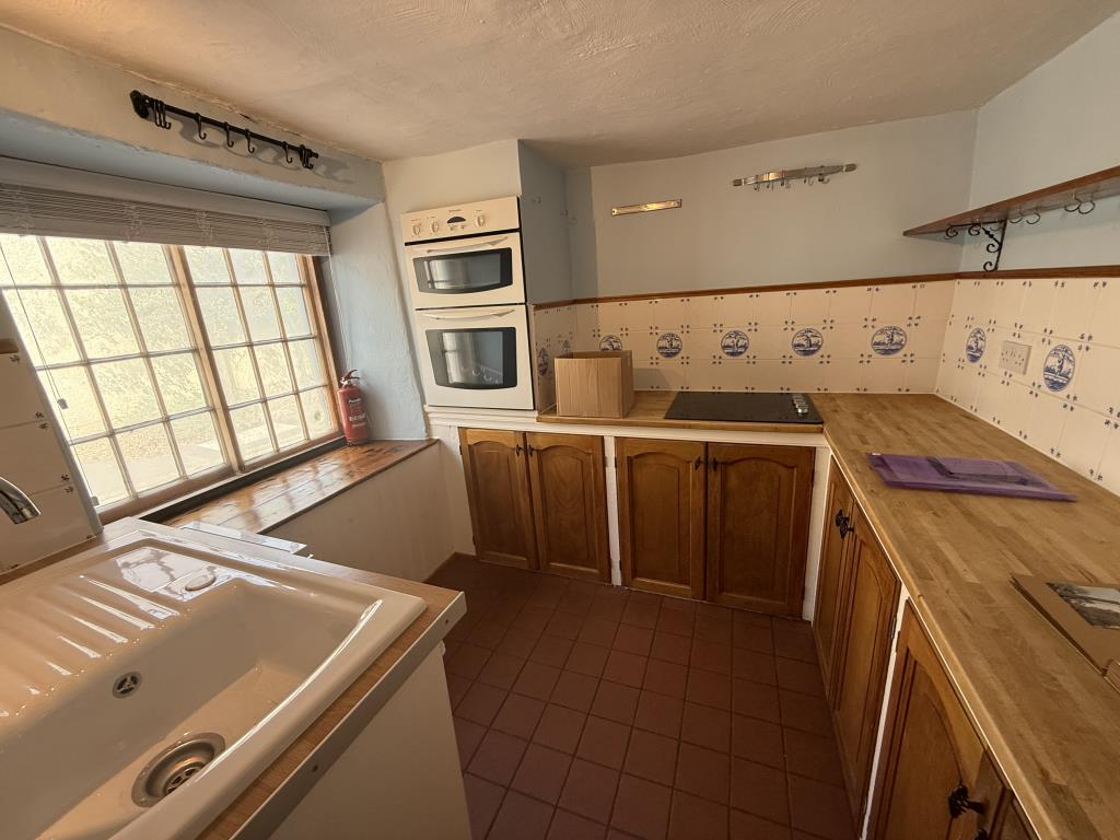 Lot: 133 - CHARACTER COTTAGE FOR REPAIR WITH PARKING - General view of kitchen