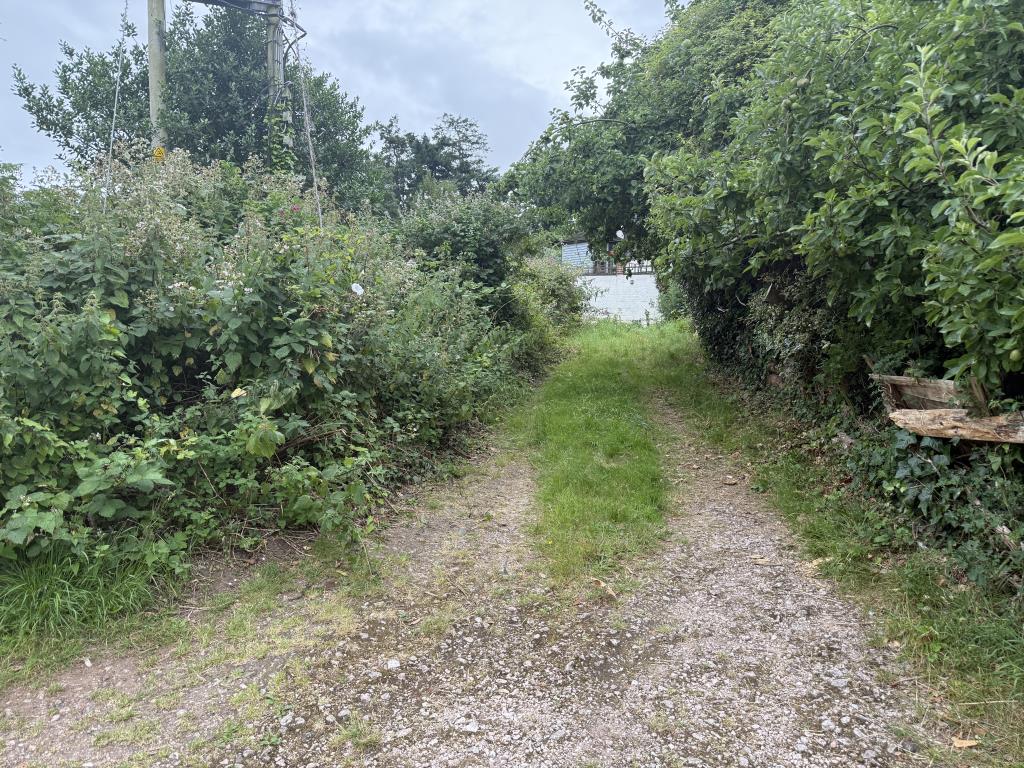 Lot: 133 - CHARACTER COTTAGE FOR REPAIR WITH PARKING - Land used fpr parking