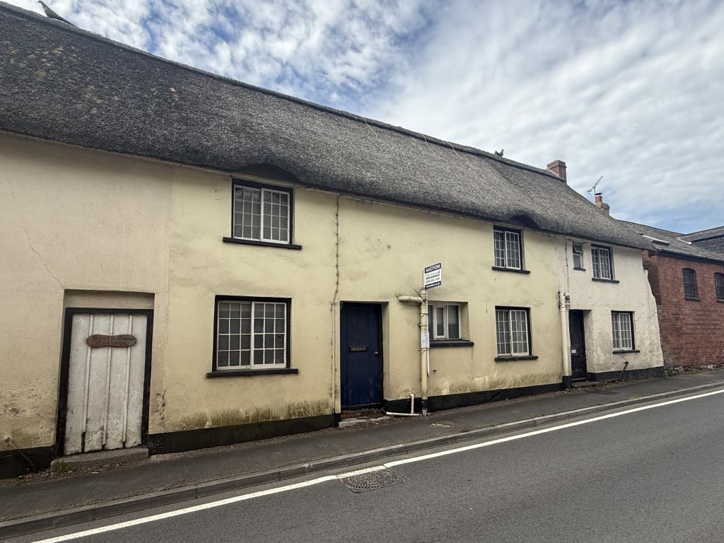 Lot: 133 - CHARACTER COTTAGE FOR REPAIR WITH PARKING - Front of cottage