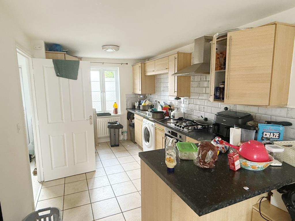 Lot: 155 - MID-TERRACE HOUSE FOR INVESTMENT - Kitchen