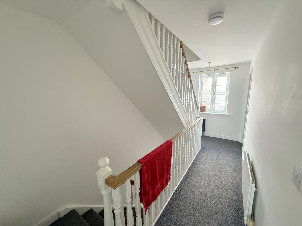 Lot: 155 - MID-TERRACE HOUSE FOR INVESTMENT - Landing