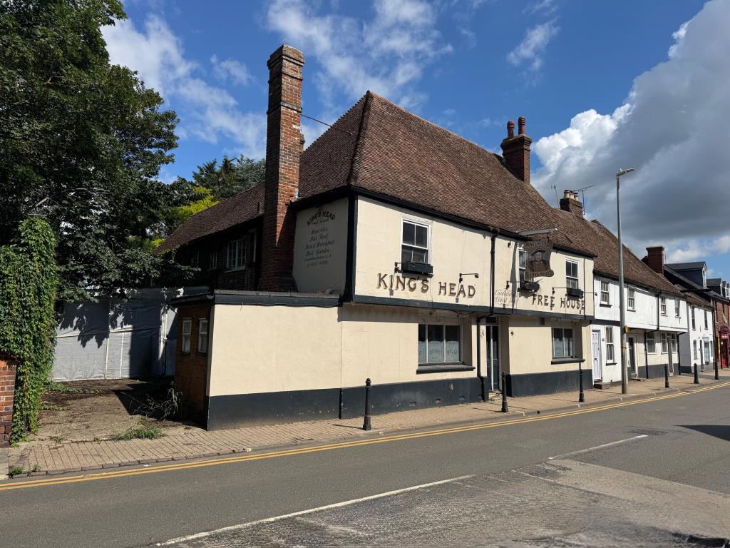 Lot: 84 - PERIOD FREE HOUSE PUBLIC HOUSE WITH FIRST FLOOR WITH POTENTIAL - Front of building