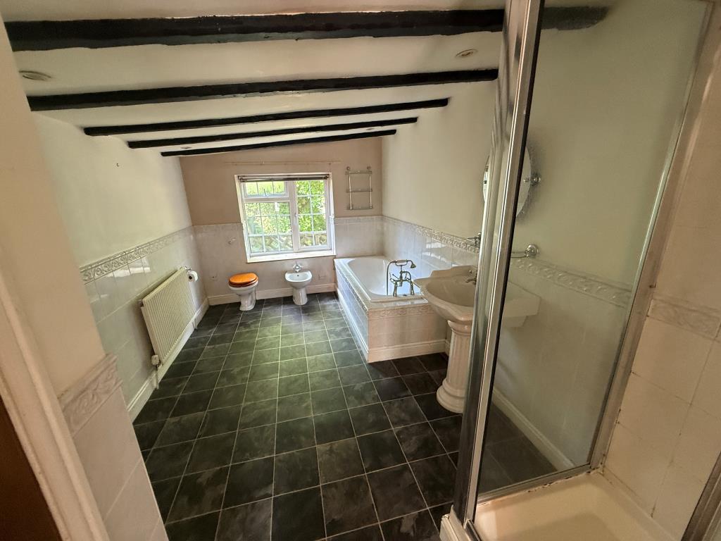 Lot: 180 - DETACHED BUNGALOW WITH POTENTAL - Bathroom