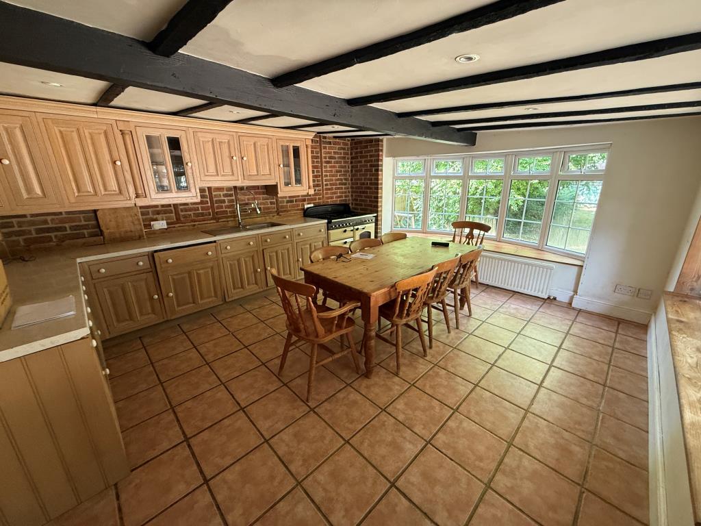 Lot: 180 - DETACHED BUNGALOW WITH POTENTAL - Kitchen