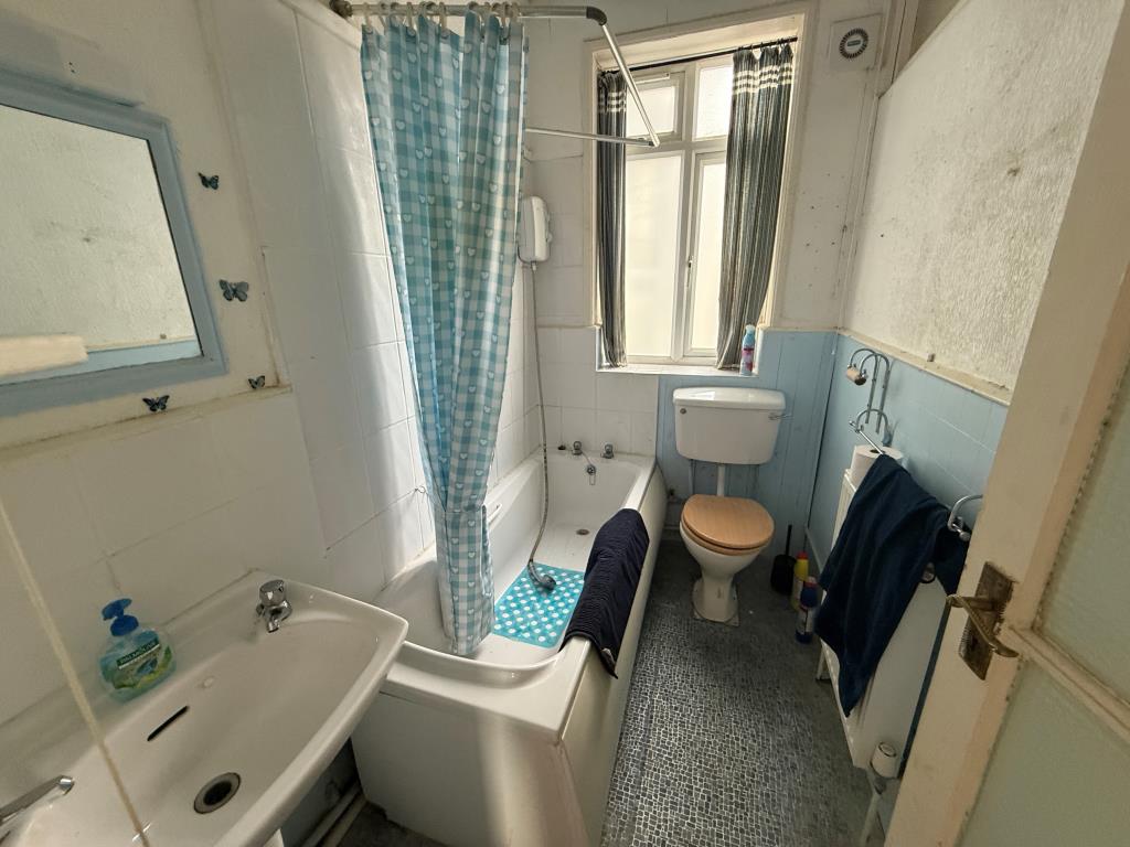 Lot: 120 - GROUND FLOOR FLAT FOR REPAIR AND REFURBISHMENT - Bathroom