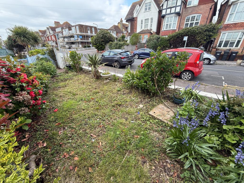 Lot: 120 - GROUND FLOOR FLAT FOR REPAIR AND REFURBISHMENT - Garden