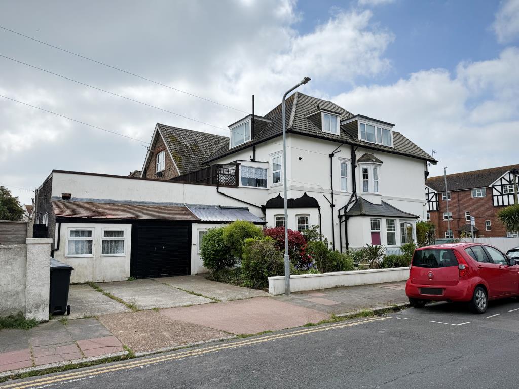 Lot: 120 - GROUND FLOOR FLAT FOR REPAIR AND REFURBISHMENT - Main