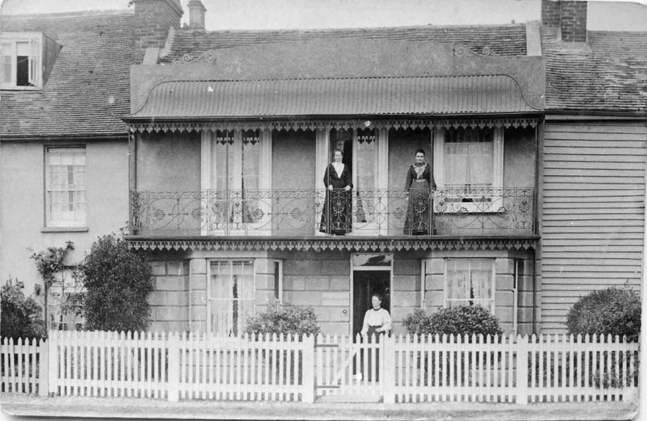 LOT - 68 AUCTION - 261 - FOUR-BEDROOM HOUSE FOR TOTAL REFURBISHMENT ...