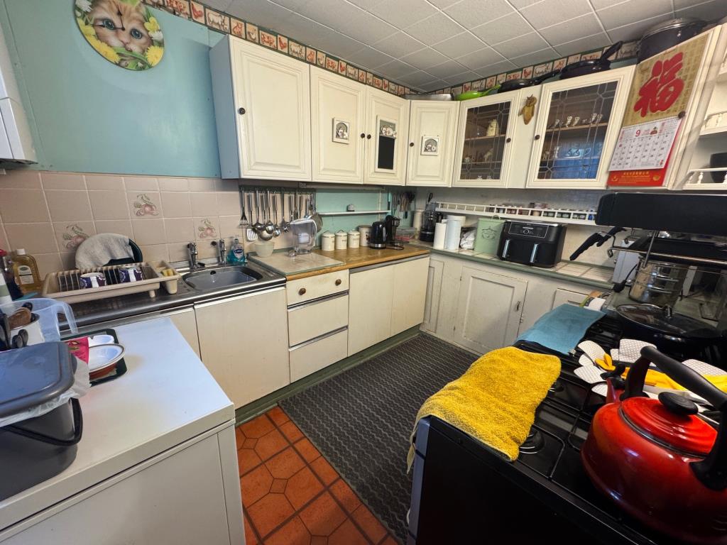Lot: 68 - FOUR-BEDROOM HOUSE FOR TOTAL REFURBISHMENT OVERLOOKING THE RYPE - Kitchen