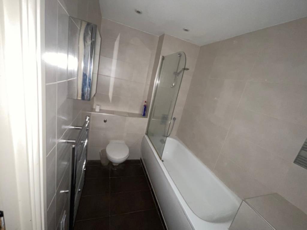 Lot: 99 - ONE-BEDROOM FIRST FLOOR FLAT - Bathroom