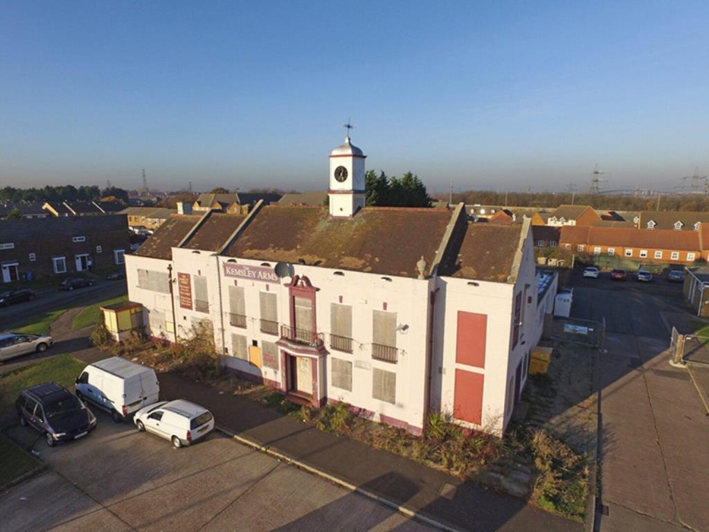 Lot: 163 - REDEVELOPMENT SITE WITH PLANNING FOR 28 FLATS AND RETAIL SPACE - External image of Kemsley Arms from street level