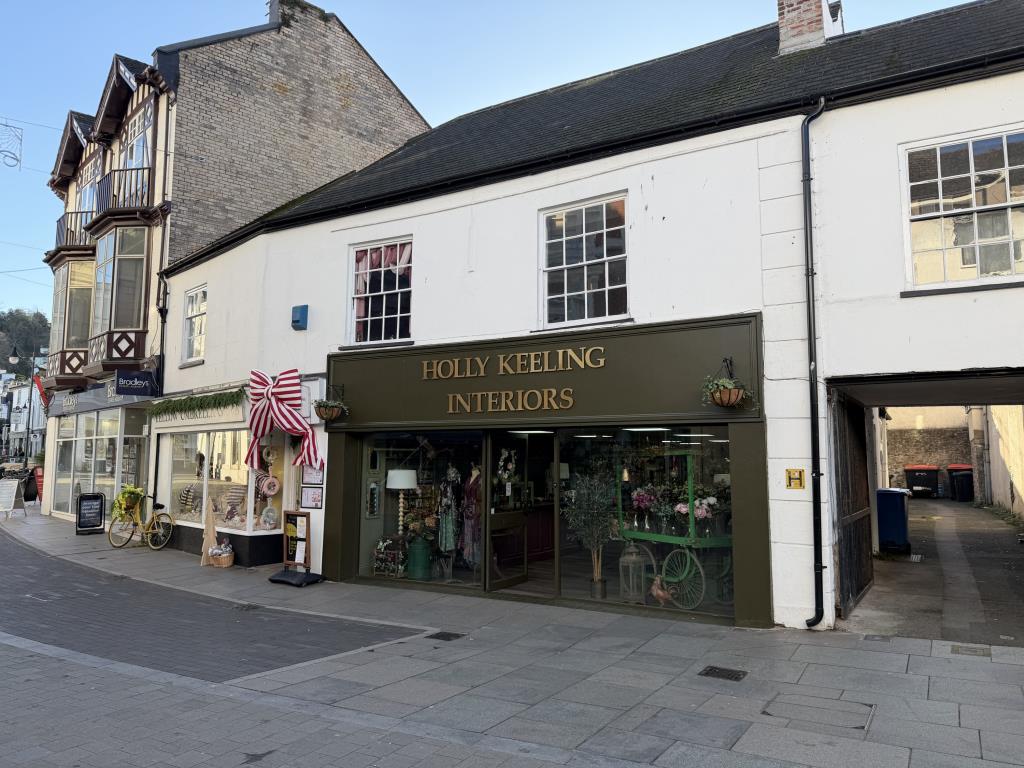 Lot: 55 - COMMERCIAL INVESTMENT COMPRISING TWO PROMINENT TOWN CENTRE UNITS - Picture of the front of the property