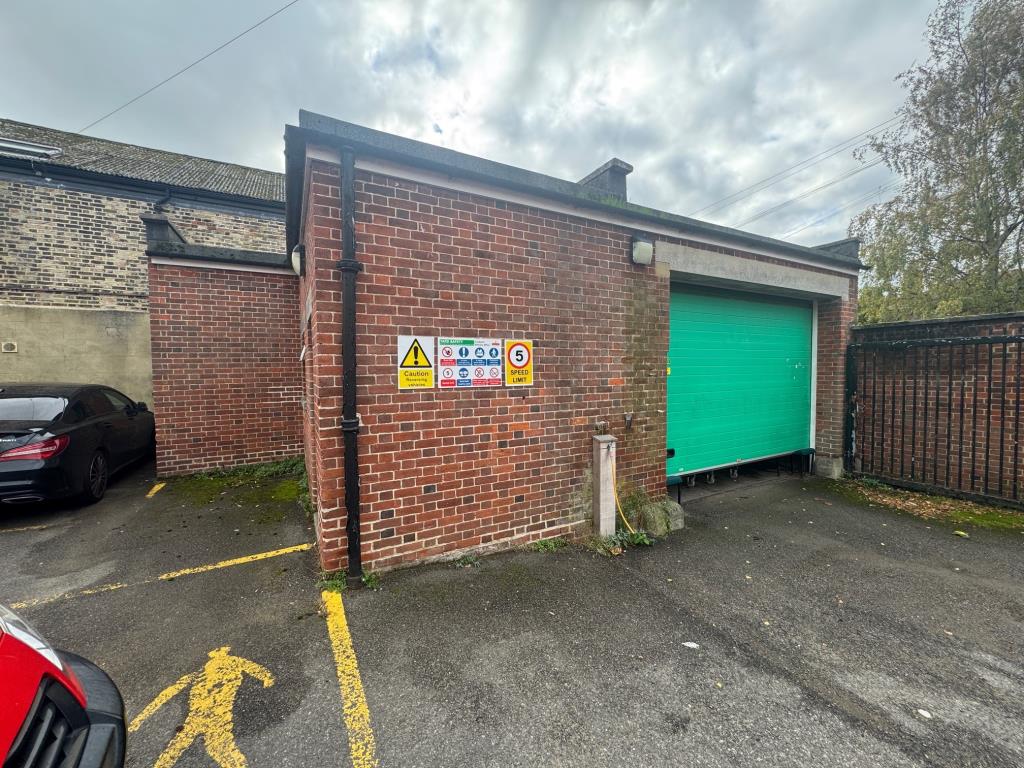 Lot: 44381 - TO BE OFFERED IN OUR DECEMBER AUCTION UNLESS SOLD PRIOR FREEHOLD PREMISES IN CENTRAL LOCATION WITH PARKING - Garage-store room