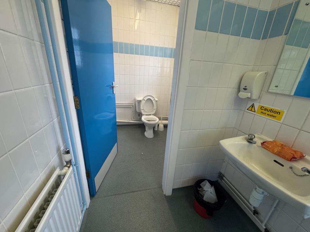 Lot: 44381 - TO BE OFFERED IN OUR DECEMBER AUCTION UNLESS SOLD PRIOR FREEHOLD PREMISES IN CENTRAL LOCATION WITH PARKING - First floor ladies WC