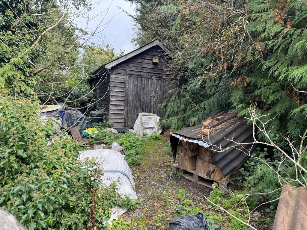 Lot: 45 - FREEHOLD SITE INCLUDING GARAGE AND LAND - Garage