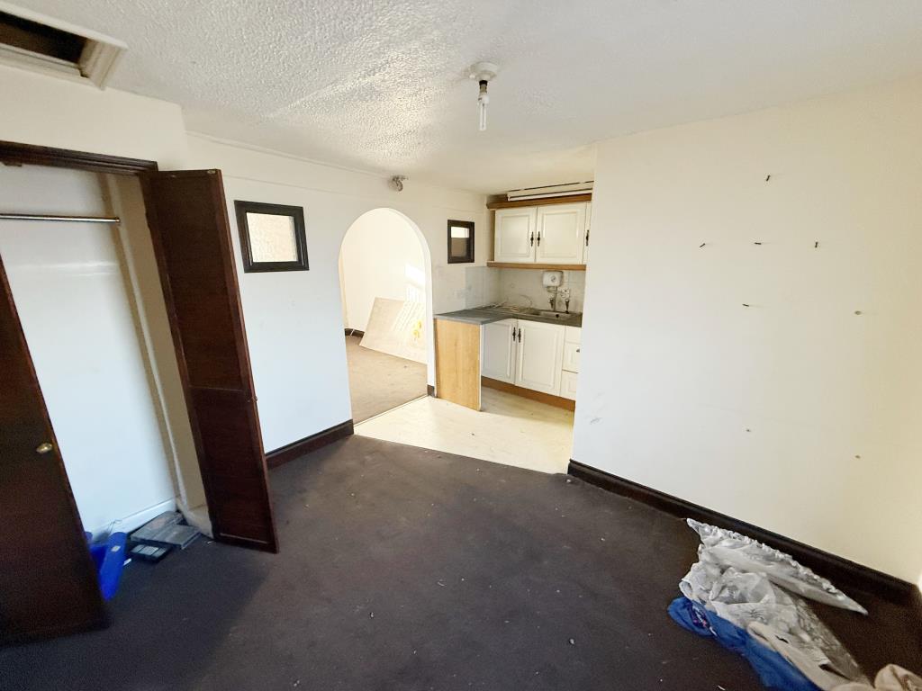 Lot: 34 - VACANT MIXED COMMERCIAL AND RESIDENTIAL PROPERTY - Studio